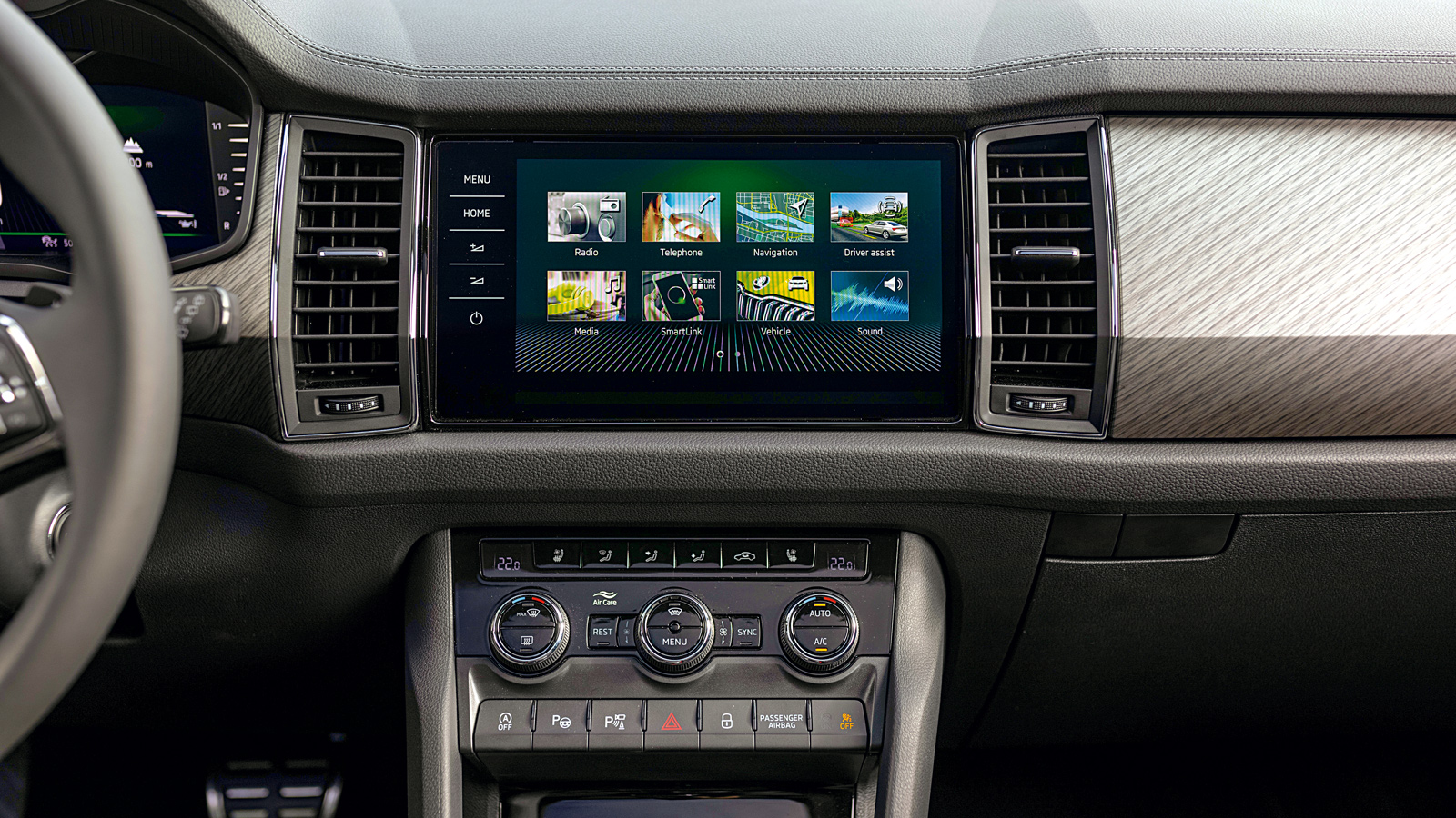 Η οθόνη μεγάλωσε κατά 1,2 ίντσες φτάνοντας τις 9 με το λογισμικό της να είναι πιο γρήγορο από το προηγούμενο. Υπάρχει και η δυνατότητα φωνητικών εντολ